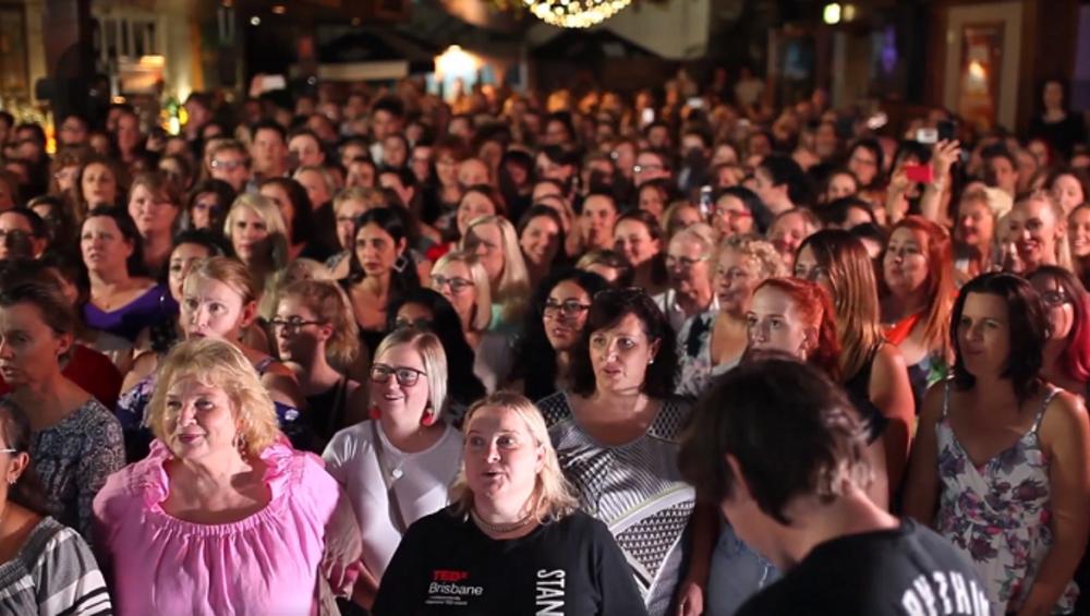 500 osób w pubie śpiewa „Zombie” The Cranberries! To video to hit internetu!