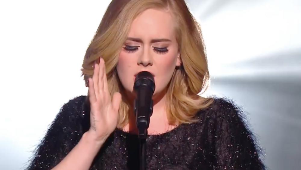 Adele podczas koncertu dała piękny dowód solidarności z Brukselą Adele podczas koncertu dała piękny dowód solidarności z Brukselą
