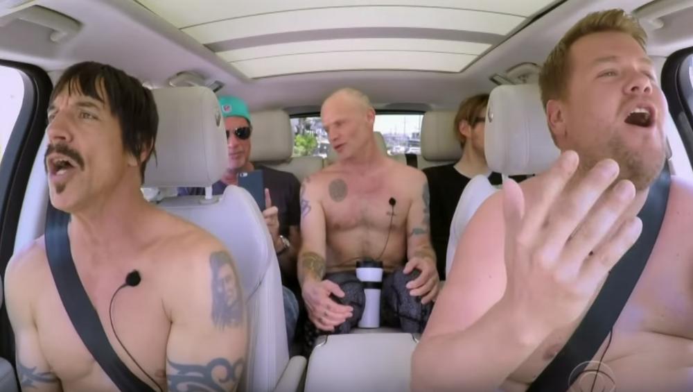 Red Hot Chili Peppers uprawiają zapasy na trawie i rozbierają się w samochodzie [WIDEO]