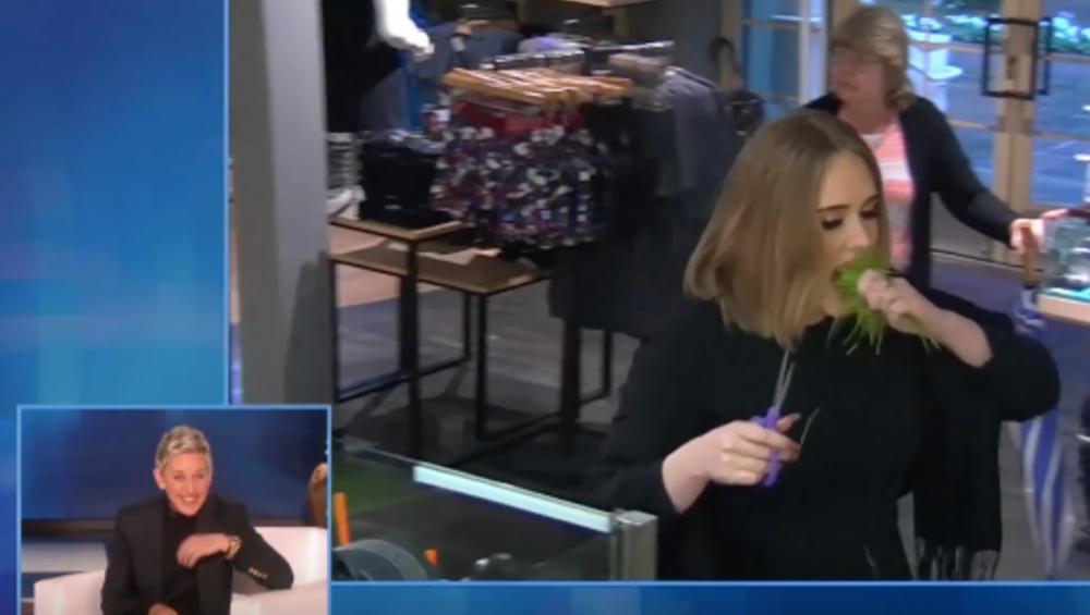 Adele je trawę z doniczek i każe czesać sobie włosy. Musicie to zobaczyć! [WIDEO]