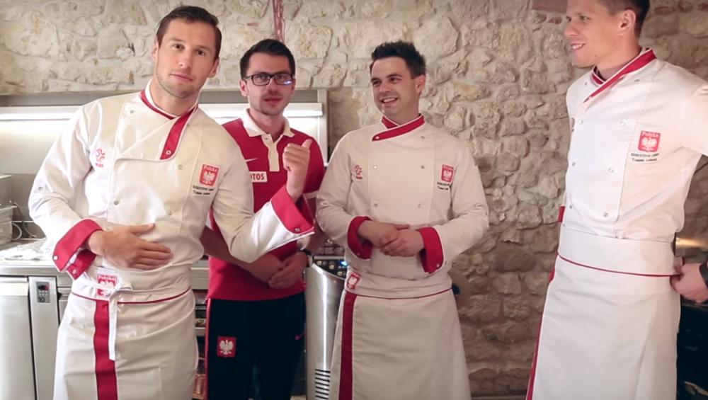 Szczęsny i Krychowiak lepiący pierogi? Zobacz WIDEO Szczęsny i Krychowiak lepiący pierogi? Zobacz WIDEO