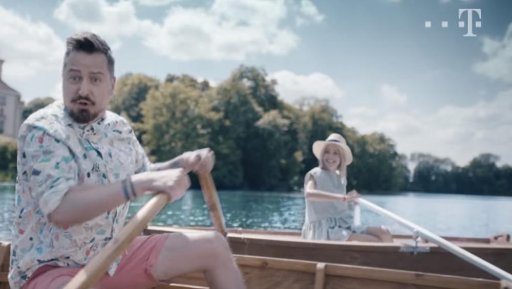 Agnieszka Szulim i Piotr Kędzierski śpiewają wakacyjny hit na łódce. Zobacz spot! [WIDEO]