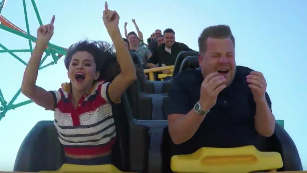 Selena Gomez śpiewa na rollercoasterze! To karaoke trzeba zobaczyć!