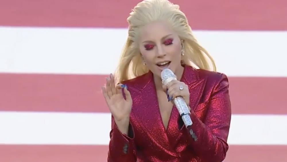Takiej jej nie znaliście! Lady Gaga śpiewa hymn na Super Bowl [WIDEO]