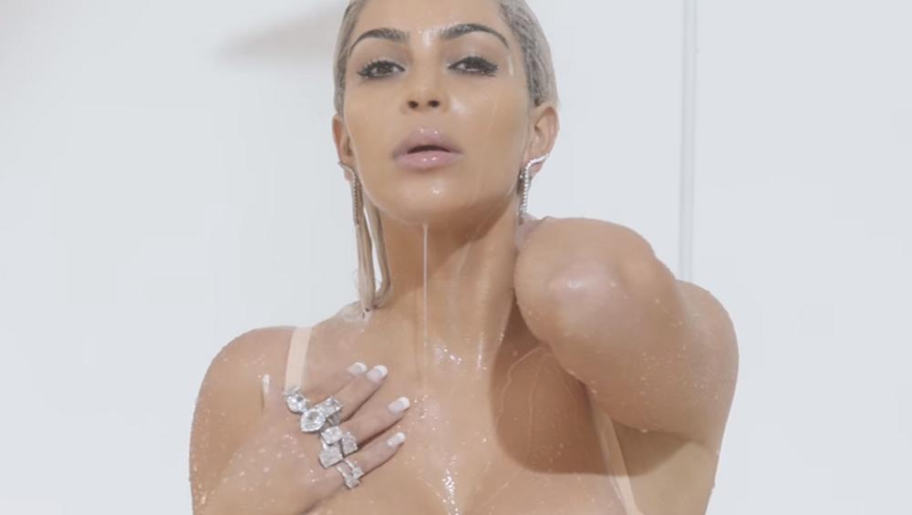 Kim Kardashian oblewa się mlekiem w nowym teledysku Fergie! Zobacz klip!