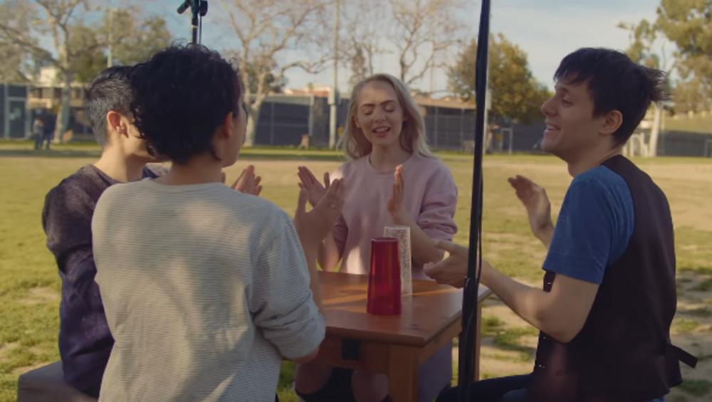 „I Don’t Wanna Live Forever” na plastikowych kubkach? Zobacz świetny cover!