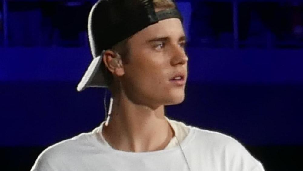 Justin Bieber próbuje uciszyć widownię i rzuca mikrofonem