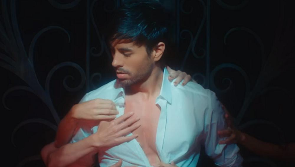 Enrique Iglesias powraca z gorącym klipem do EL BAÑO!
