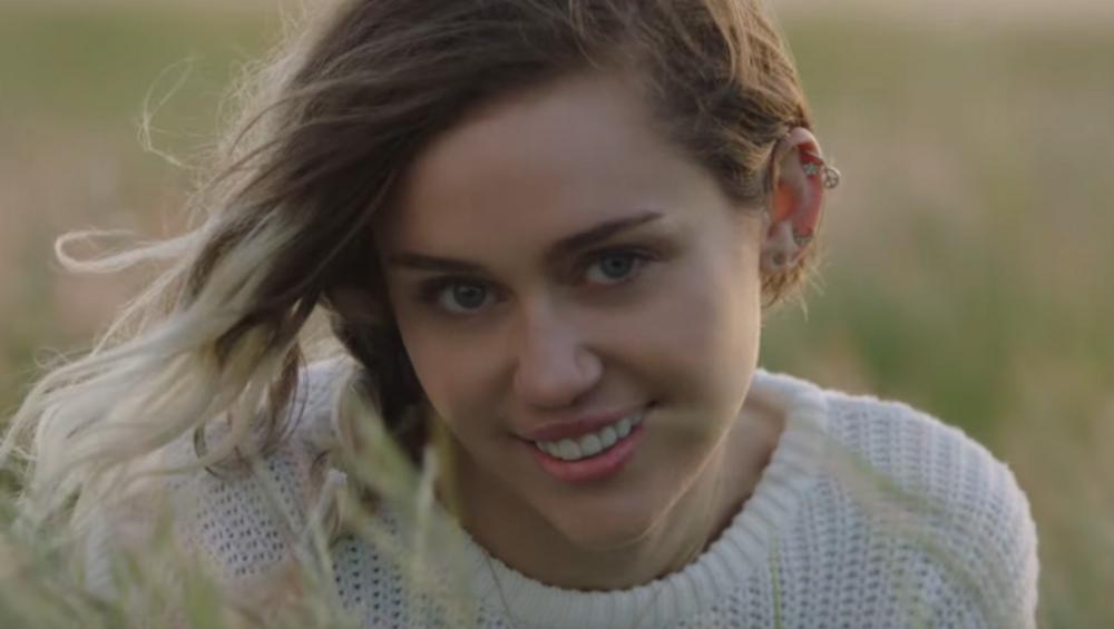 Miley Cyrus powraca w pięknym, romantycznym klipie!