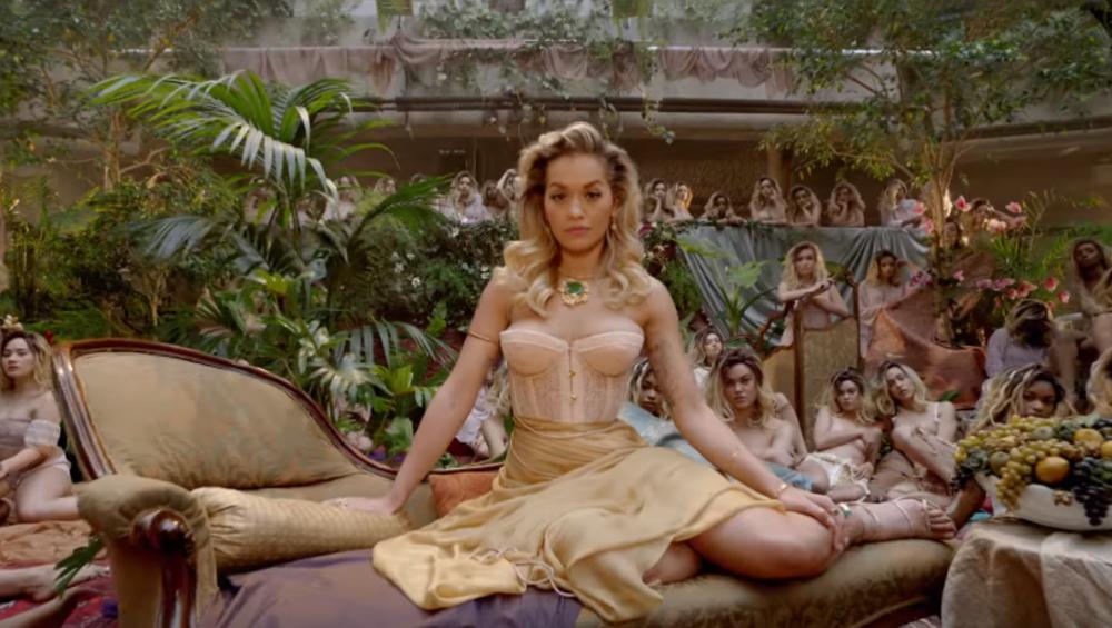 Rita Ora całuje Cardi B w klipie do najnowszego kawałka „Girls”