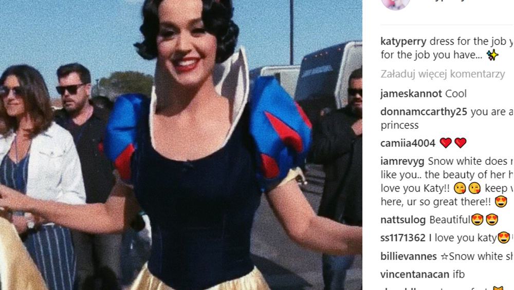 Katy Perry w stroju Królewny Śnieżki pije z pantofelka podczas programu! [WIDEO]