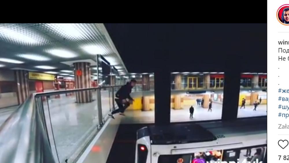 Niebezpieczny popis w metrze warszawskim. Chłopak skoczył na dach pociągu [WIDEO]