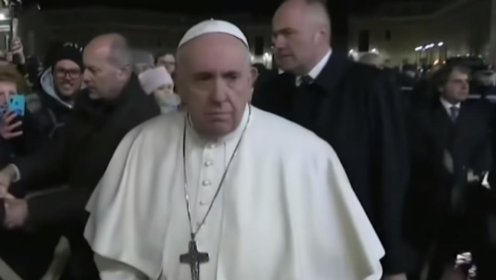 Papież Franciszek 'zdzielił' wierną w dłoń! Był naprawdę wściekły! WIDEO