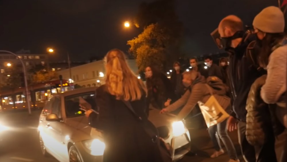 Strajk kobiet: BMW wjechało w protestujących. Są ranni