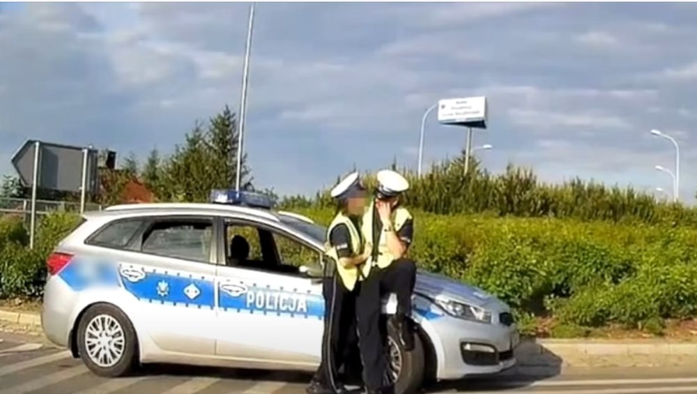 Policjanci przytulali się na rondzie w Przemyślu. Nagrała ich kamera samochodowa Policjanci przytulali się na rondzie w Przemyślu. Nagrała ich kamera samochodowa