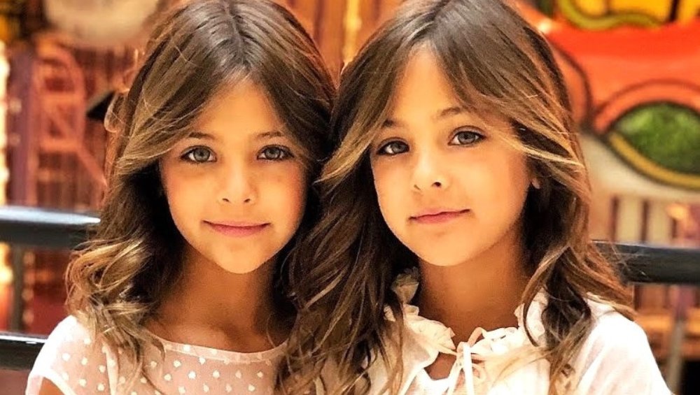 Najpiękniejsze bliźniaczki świata to już nastolatki. Jak dziś wyglądają Leah i Ava?