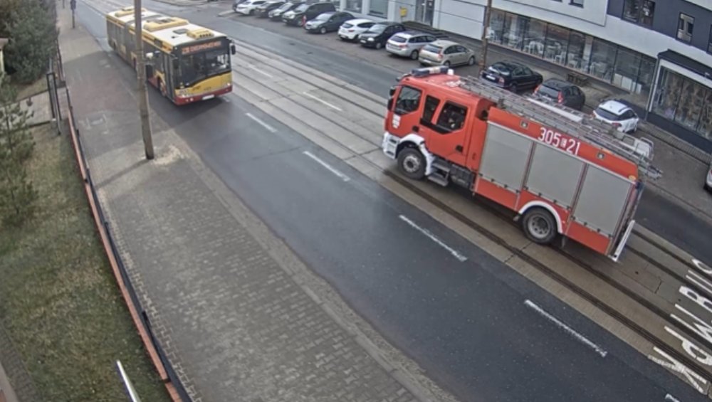 Wóz strażacki wjechał czołowo w autobus miejski! Przerażające wideo z wypadku w Łodzi