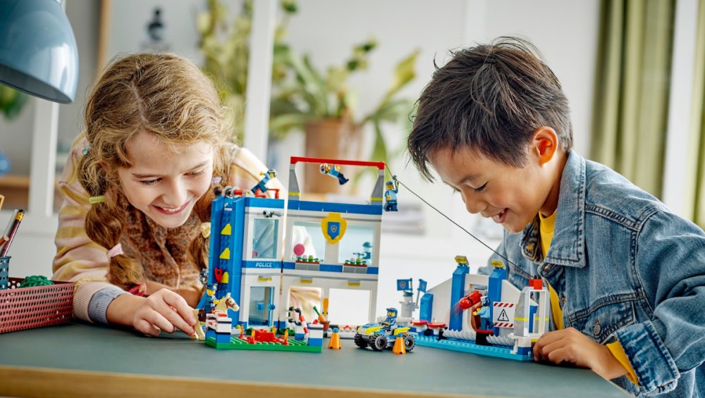 Poznaj zestaw Akademia Policyjna z serią LEGO® City! Poznaj zestaw Akademia Policyjna z serią LEGO® City!