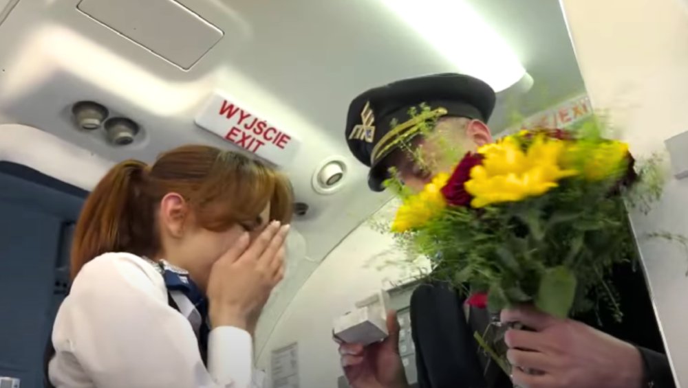 Pilot LOTu oświadczył się ukochanej w samolocie. Nagranie stało się viralem