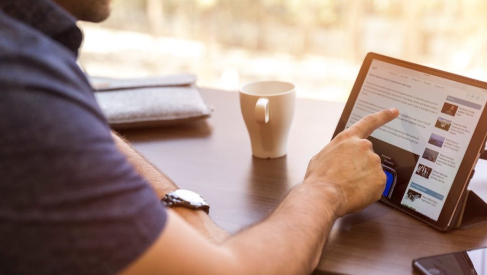 Co sprawdzi się lepiej do czytania e-booków: tablet czy czytnik? Co sprawdzi się lepiej do czytania e-booków: tablet czy czytnik?