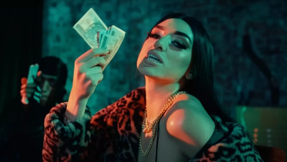 Caroline Derpienski wydała kolejny singiel Snake. Jest nawet choreografia