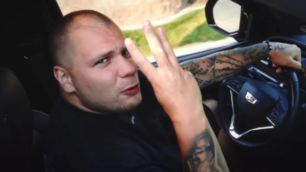 Budda wyjechał z Polski i dalej tłumaczy się fanom