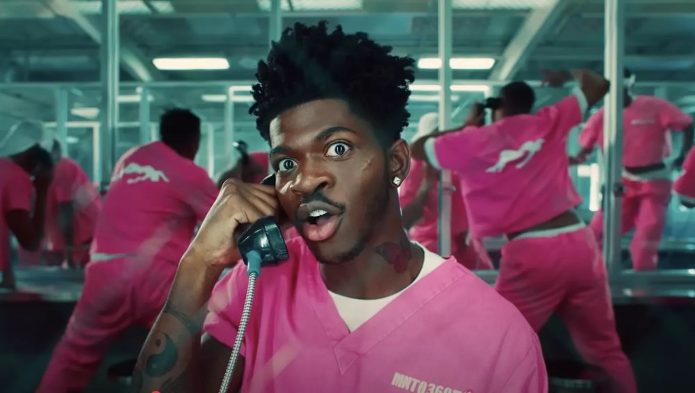 Lil Nas X aresztowany i zabrany do szpitala. Biegał po ulicy w samej bieliźnie