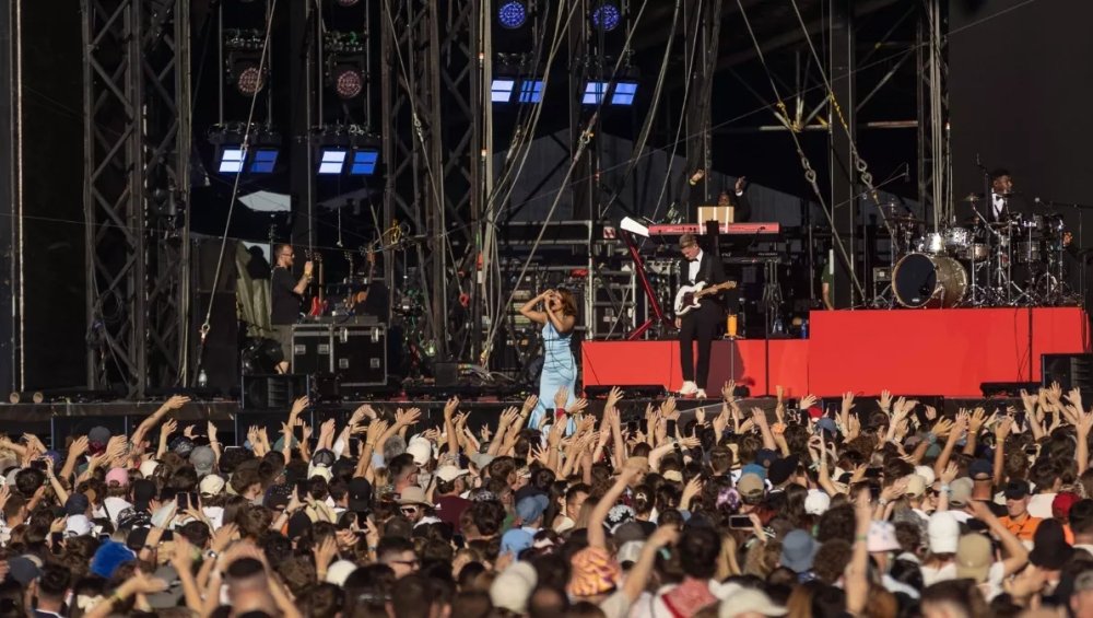 Open'er 2025 – dzień pierwszy. Bez tłumów, za to z energetyczną Raye i zaangażowanym Massive Attack