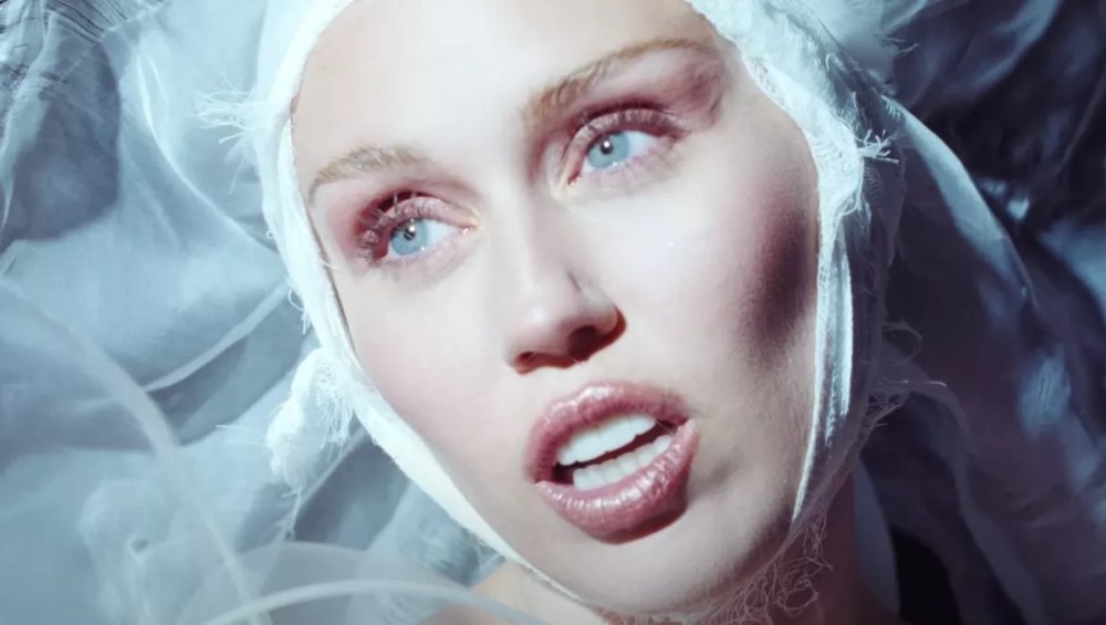 Miley Cyrus połączyła siły z Fleetwood Mac. Piosenkę zadedykowała swojemu tacie