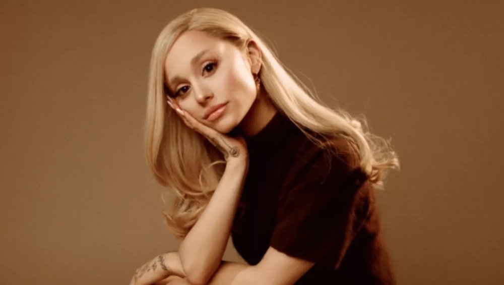 Ariana Grande wróciła do swoich brązowych włosów. Długo na to czekała