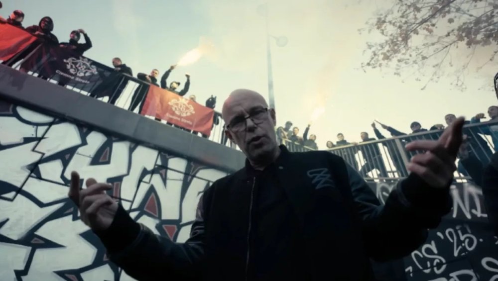 Pono w swoim ostatnim teledysk do utworu ŻYWA LEGENDA