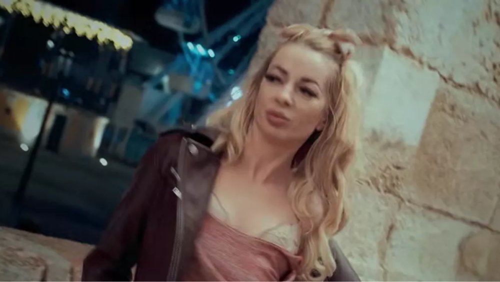 Jessica z Rolnik szuka żony została wokalistką. Jej singiel to Zimna Jak Lód