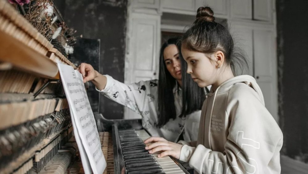 Harmonia umysłu i ciała: terapeutyczne korzyści gry na pianinie w kontekście rozwoju osobistego