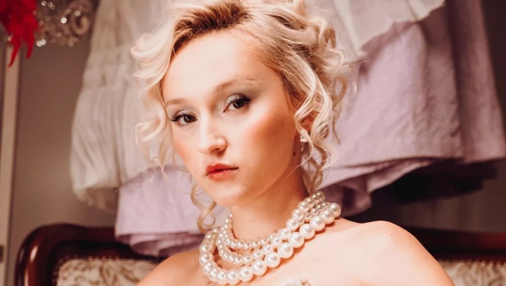 Hi Hania w emocjonującym singlu KIM JESTEM opowiada o zmianie i lęku