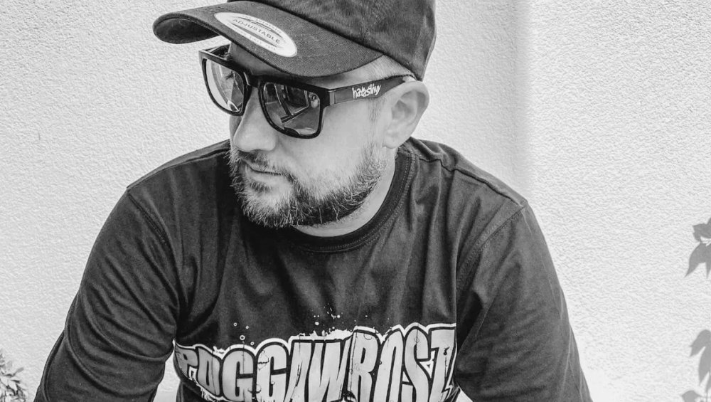 Koni nie żyje. Współtworzył  poznański Beat Squad i kolektyw PDG Kartel