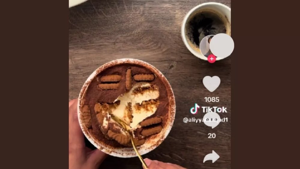 Sernik z TikToka stał się viralem. W sklepach brakuje tych składników