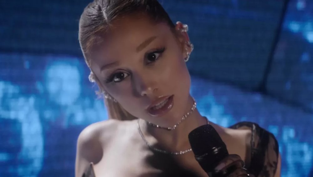 Ariana Grande pokazała się w naturalnych włosach. Wiedzieliście, że są kręcone?