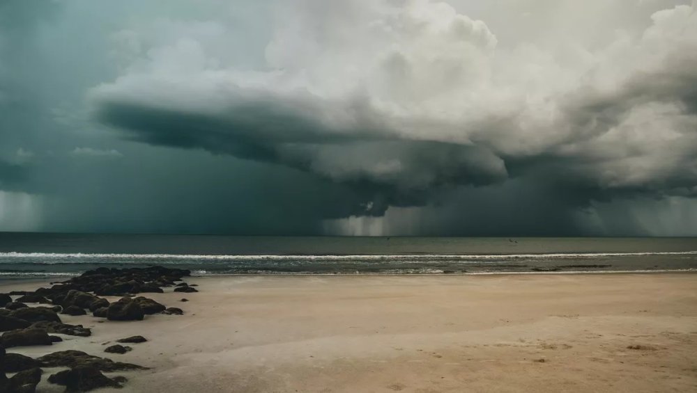 'Zbierajcie się, bo burza się zbliża' - czy te słowa na plaży mają sens? Obalamy mity o burzy