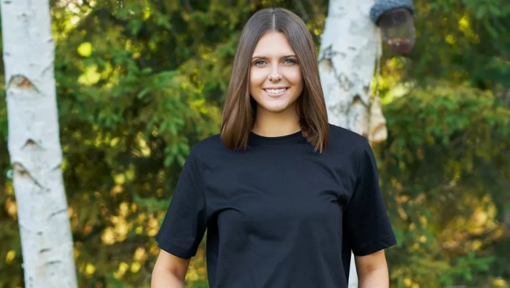 Od T-shirtu po longsleeve – przeczytaj przewodnik po rodzajach i stylizacjach koszulek damskich