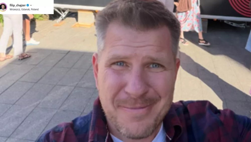 Filip Chajzer zamieszkał z 20-letnią partnerką. Jej matka podobno nie jest zadowolona