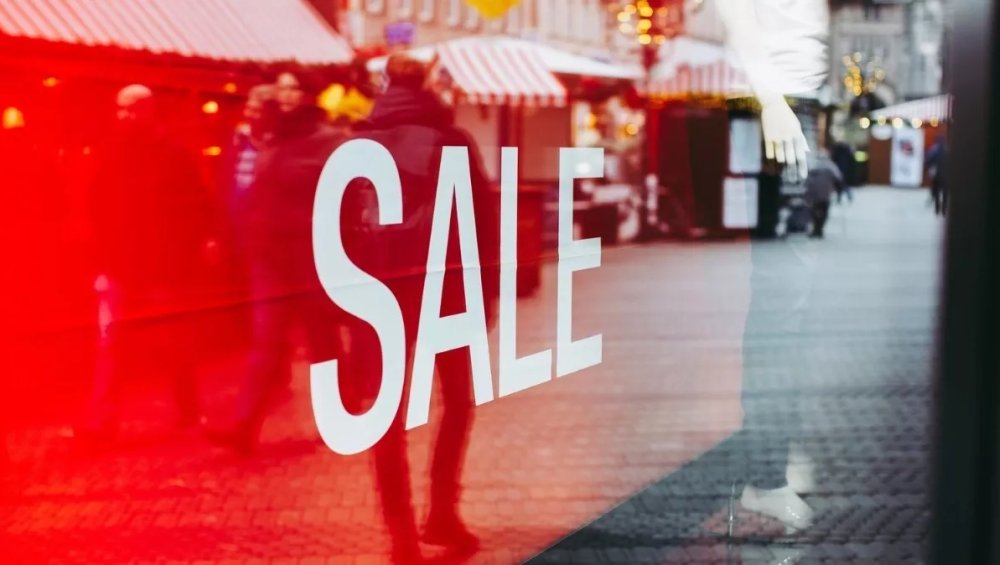 Wyprzedaże 2026: kiedy w sklepach i online startuje letni sale?