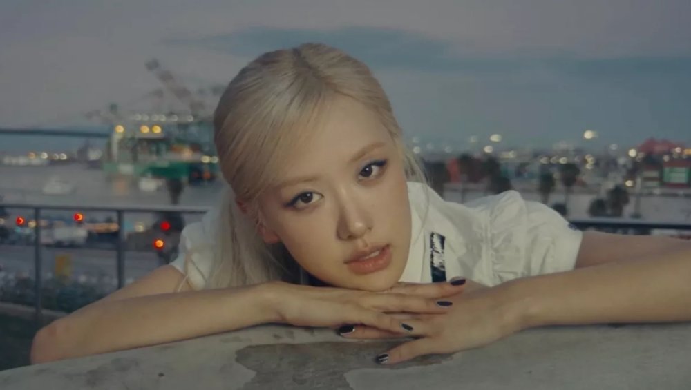 Rosé z BLACKPINK z nowym numerem new trick. Za teledyskiem stoi legendarny reżyser